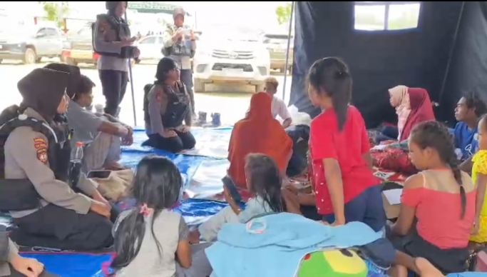 Polwan Polda Kalteng berikan trauma healing. (Foto: PMJ News)