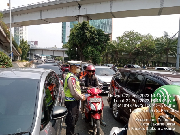 Satlantas Polres Jakbar sosialisasi dan edukasi dalam Operasi Zebra. (Foto: PMJ News)