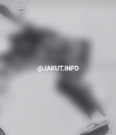 Video seorang pria tergeletak di jalan. (Foto: Instagram Jakut.info).