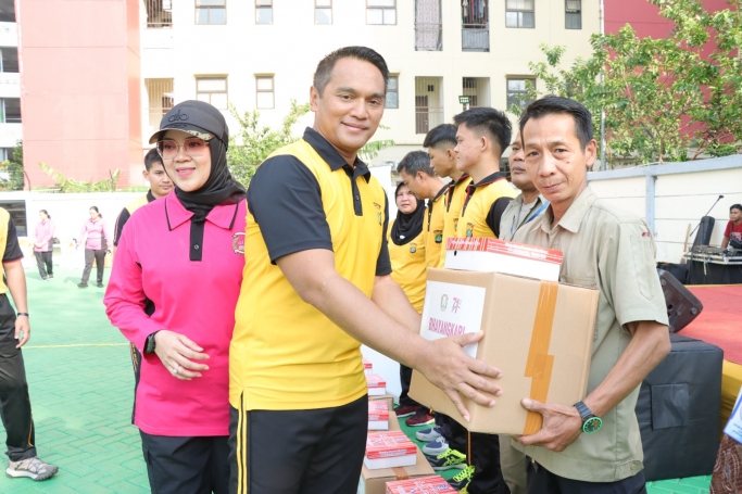 Polres Metro Jakarta Barat salurkan sembako. (Foto: PMJ News)