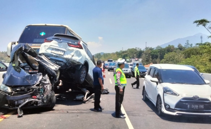 Kecelakaan beruntun di Tol Semarang. (Foto: PMJ News/Istimewa)