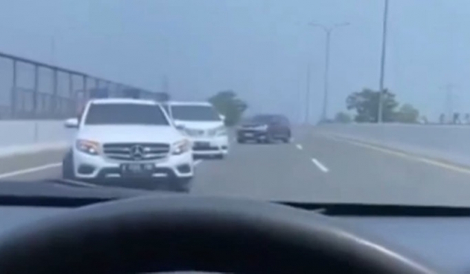 Tiga mobil dengan memutar balik dan melawan arah di Jalan Tol Depok-Antasari . (Foto: PMJ News/Instagram)