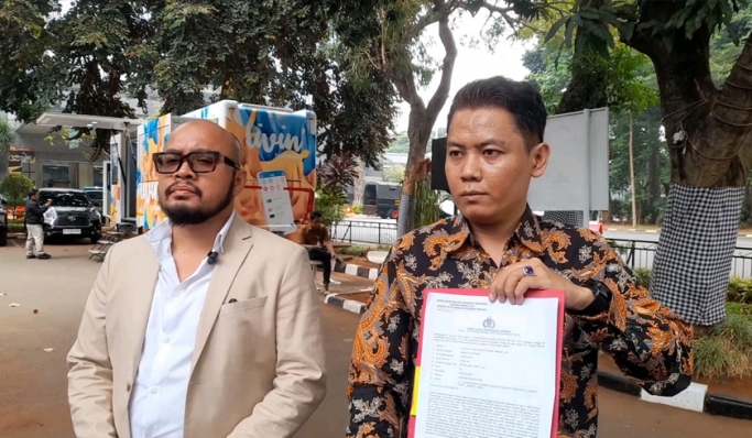 Kuasa hukum keluarga bocah berinisial A (7) melaporkan dugaan malpraktek RS Kartika Husada Bekasi. (Foto: PMJ News/Fajar)