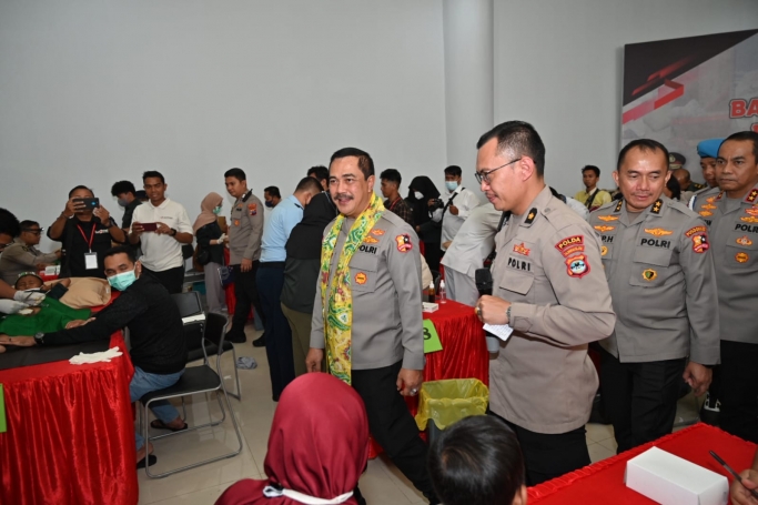 Wakapolri Komjen Pol Drs. Agus Andrianto, S.H., M.H. meninjau Bakti Kesehatan Polri Presisi untuk Negeri. (Foto: PMJ News)