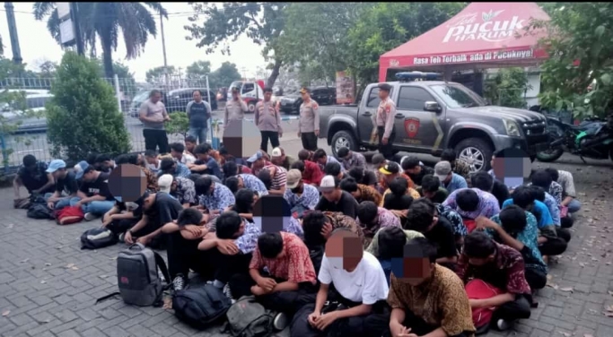 Puluhan pelajar yang diduga ingin tawuran diamankan polisi. (Foto: PMJ News)
