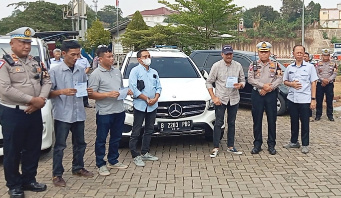 Polisi menindak tiga pengemudi mobil mewah yang putar balik dan melawan arah di Jalan Tol Depok-Antasari. (Foto: PMJ News/Fajar)