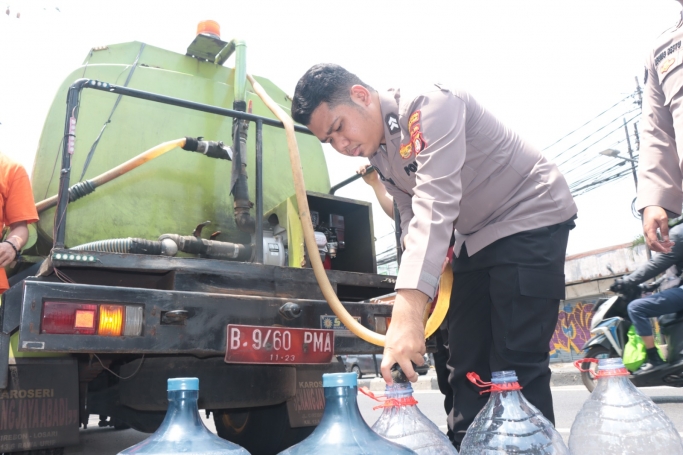 Polres Metro Jakarta Pusat melalui Si Humas mendistribusikan air bersih. (Foto: PMJ News)