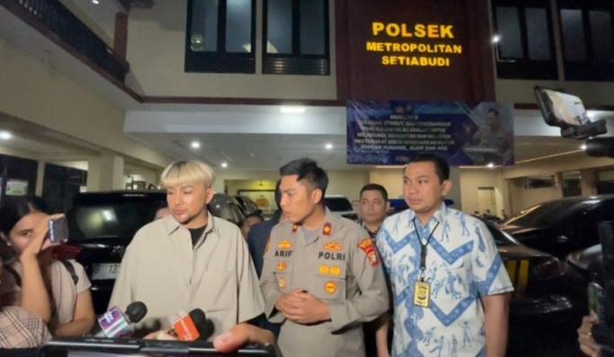 Presenterr Caren Delano mengapresiasi keberhasilan jajaran Polsek Metro Setiabudi dalam mengungkap penggelapan mobilnya. (Foto: PMJ News)