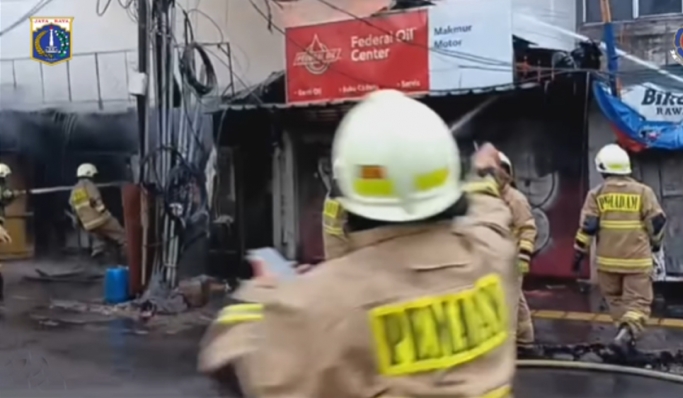 Kebakaran menghanguskan ruko bengkel dan warung makan di wilayah Pulogadung, Jakarta Timur. (Foto: PMJ News/Instagram @jakfire)