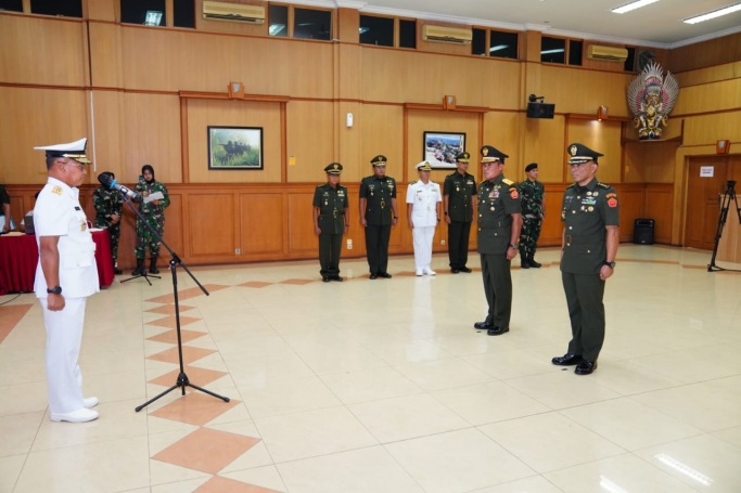 Kapuspen TNI Laksda TNI Julius Widjojono memimpin Serah Terima Jabatan.