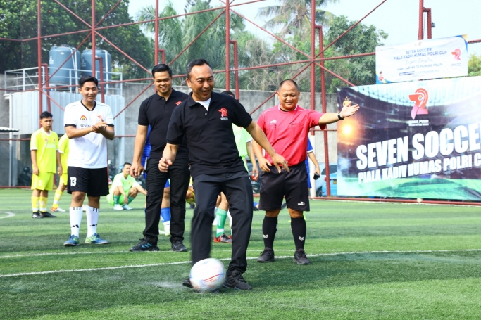 Kadiv Humas Polri Irjen. Pol. Sandi Nugroho membuka acara Seven Soccer. (Foto: PMJ News)