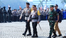 Kapolri Jenderal Listyo Sigit Prabowo memberikan arahan pada Apel Gelar Pasukan Operasi Mantap Brata 2023-2024 di Monas, Jakarta Pusat. (Foto: PMJ News/Divhumas Polri)