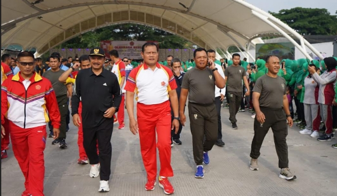 Panglima TNI Laksamana TNI Yudo Margono saat melaksanakan olahraga bersama dengan prajurit TNI-Polri dan ASN di Madiun. (Foto: PMJ News)