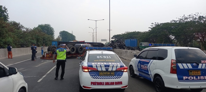 Kontainer terbalik di Tol Jorr. (Foto: PMJ).