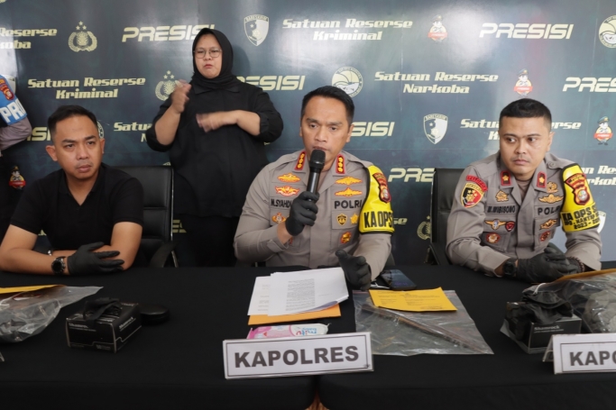 Kapolres Metro Jakarta Barat, Kombes Pol M Syahduddi menggelar konferensi pers pengungkapan kasus pembunuhan. (Foto: PMJ News/Fajar)