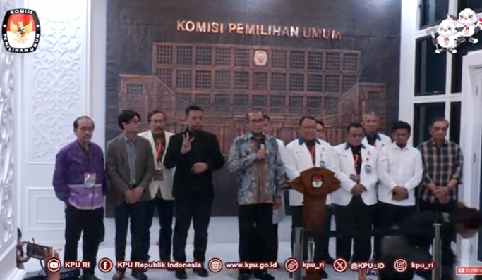 KPU RI mengumumkan hasil pemeriksaan kesehatan tiga bakal pasangan calon presiden dan calon wakil presiden. (Foto: PMJ News/YouTube KPU RI)