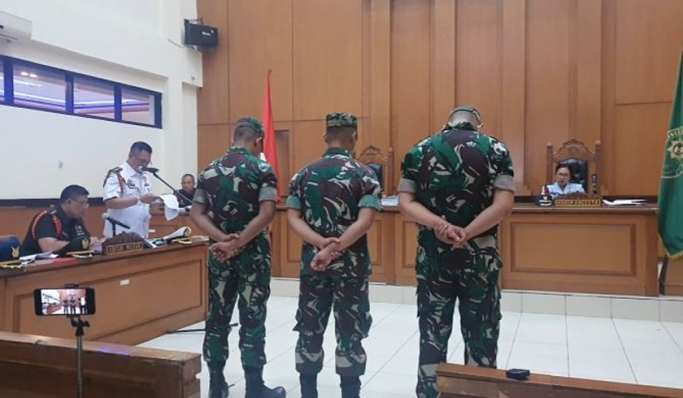 Tiga oknum prajurit TNI menjalani sidang perdana kasus pembunuhan warga sipil bernama Imam Masykur di Pengadilan Militer Tinggi II Jakarta. (Foto: PMJ News/Istimewa)