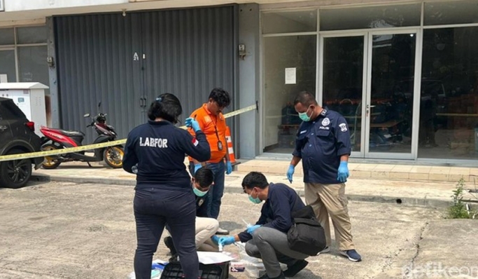 Polisi melakukan olah TKP dan mengevakuasi jasad pria terjatuh dari lantai 19 apartemen di kawasan Ciledug, Kota Tangerang. (Foto: PMJ News/Istimewa)