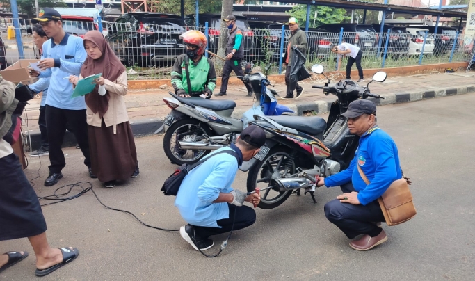 Satlantas Jakarta Selatan bersama dengan Sudin Lingkungan Hidup melaksanakan kegiatan Uji Emisi di kawasan Lebak Bulus Jakarta Selatan. (Foto: PMJ News/TMC Polda Metro Jaya)