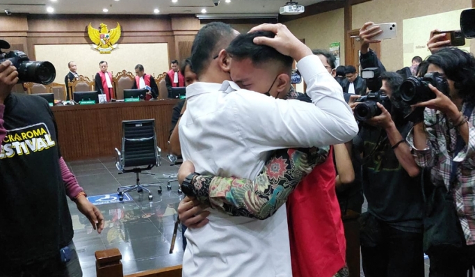 Terdakwa Rafael Alun Trisambodo saat memeluk anaknya, Mario Dandy Satriyo. (Foto: PMJ News/Istimewa)