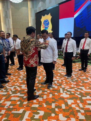 Dirreskrimsus Polda Metro Jaya Kombes Pol Ade Safri Simanjuntak memperoleh penghargaan. (Foto; PMJ/Ist). 