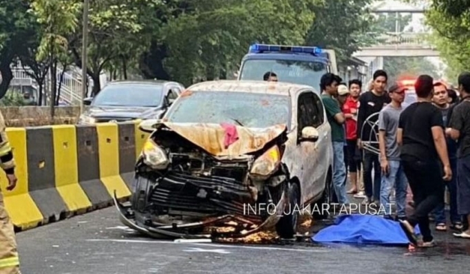 Mobil yang menabrak pengendara gerobak motor di Jalan Pramuka Raya, Cempaka Putih. (Foto: PMJ News/Instagram @Info_jakartapusat)