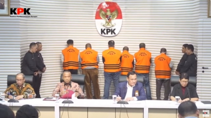 Ketua KPK, Firli Bahuri menggelar penetapan tersangka Pj Bupati Sorong Yan Piet Mosso sebagai tersangka kasus dugaan suap. (Foto: PMJ News/YouTube KRK RI)