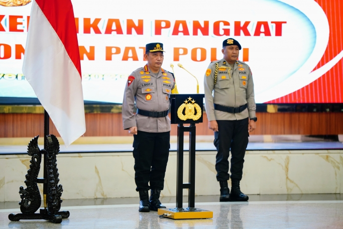 Kapolri Jenderal Polisi Listyo Sigit Prabowo saat memimpin upacara kenaikan pangkat. (Foto: PMJ News)