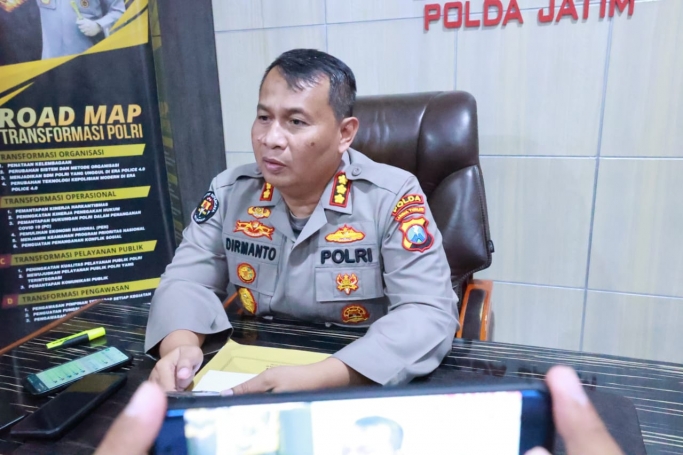 Kabid Humas Polda Jawa Timur Kombes Pol Dirmanto beri keterangan. (Foto; PMJ/Dok Humas Polri).
