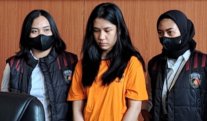 Ghisca Debora Aritonang pelaku penipuan tiket konser Coldplay. (Foto: PMJ News/Fajar)