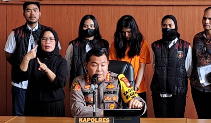 Polres Metro Jakarta Pusat menggelar perkara kasus penipuan tiket konser Coldplay. (Foto: PMJ News/Fajar)