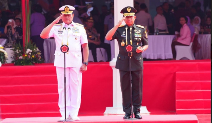 Laksamana Yudo Margono resmi menyerahkan jabatan Panglima TNI kepada Jenderal Agus Subiyanto dalam upacara serah terima jabatan. (Foto: PMJ News)