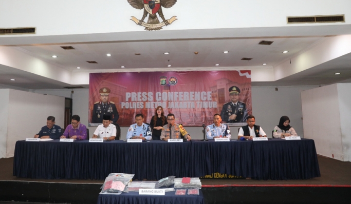 Polres Metro Jakarta Timur menggelar konferensiper hasil penyelidikan temuan jasad remaja terbakar di kawasan Lanud Halim Perdanakusuma. (Foto: PMJ News/Istimewa)