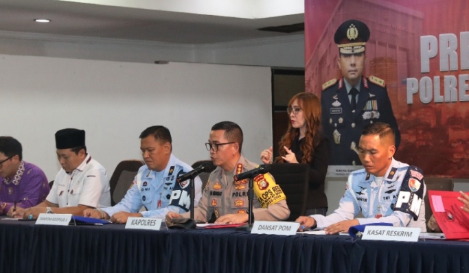 Polres Metro Jakarta Timur menggelar konferensiper hasil penyelidikan temuan jasad remaja terbakar di kawasan Lanud Halim Perdanakusuma. (Foto: PMJ News/Istimewa)