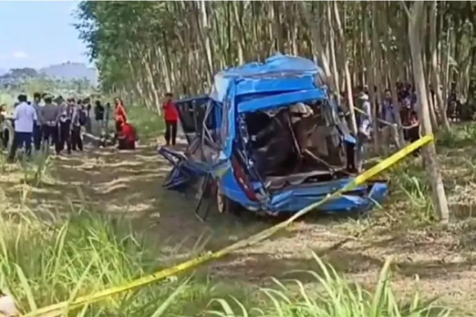 Minibus Elf hancur ditabrak kereta api. (Foto: PMJ/Tangkapan Layar YouTube Kompas).