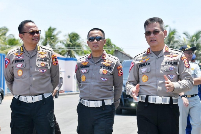 Kakorlantas Polri Irjen Pol Firman Shantyabudi di Pelabuhan Jawa Timur. (Foto: PMJ/st).