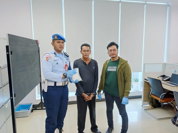 Pria inisial J (Tengah) ditangkap akibat nekat selundupkan sabu via bandara. (Foto: PMJ/Ist).