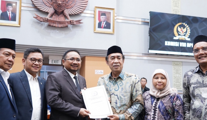 enteri Agama Yaqut Cholil Qoumas dan Komisi VIII usai menandatangani hasil Raker BPIH 2024. (Foto: PMJ News/Dok Kemenag)