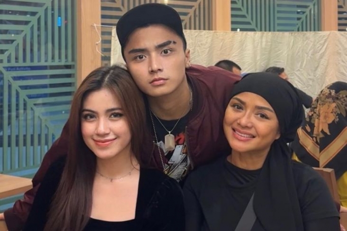 Leon Dozan bersama kekasihnya dan Betharia Sonata.(Foto: PMJ/Instagram).