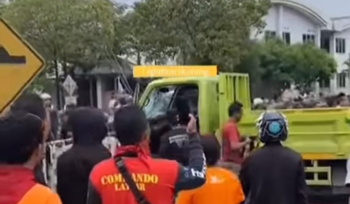 Sejumlah massa buruh melakukan aksi anarkis saat menggelar aksi unjuk rasa di sekitar kawasan industri Cikarang. (Foto: PMJ News/Instagram)