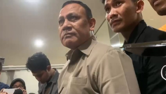 Firli Bahuri selesai menjalani pemeriksaan sebagai tersangka dalam kasus dugaan pemerasan di Bareskrim Polri. (Foto: PMJ News/Fajar)