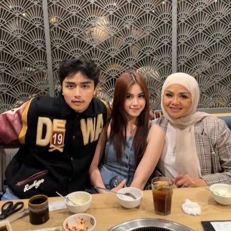 Leon Dozan bersama Rinoa Aurora dan ibundanya Betharia Sonata. (Foto: PMJ/Instagram).