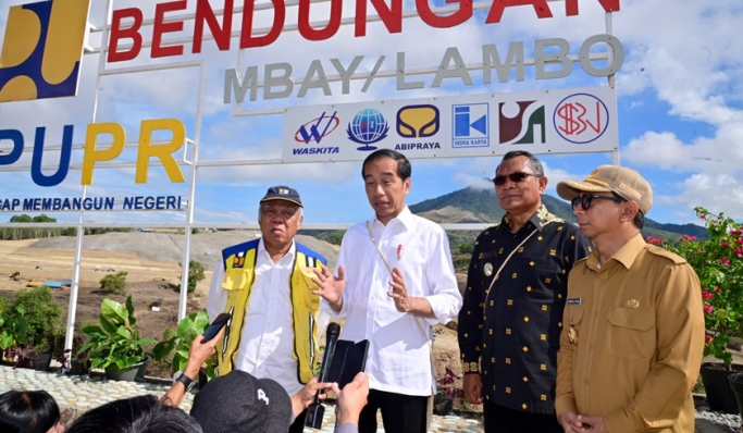 Presiden Jokowi meninjau progres pembangunan Bendungan Mbay di Kabupaten Nagekeo, Provinsi NTT. (Foto: PMJ News/BPMI Setpres)