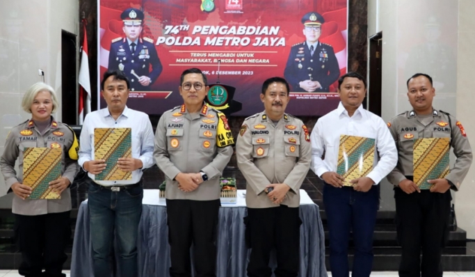 Polres Metro Depok memberikan penghargaan kepada empat personel Polri yang berprestasi. (Foto: PMJ News)