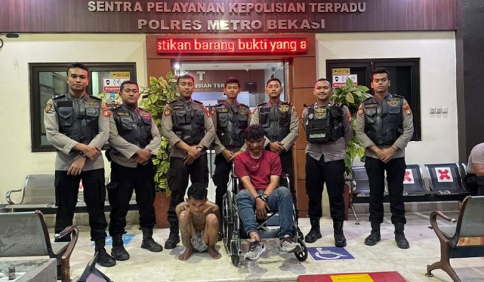Tim Patroli Perintis Presisi Polres Metro Bekasi menangkap dua orang karena kedapatan membawa korek api mirip senjata api dan tramadol. (Foto: PMJ News)
