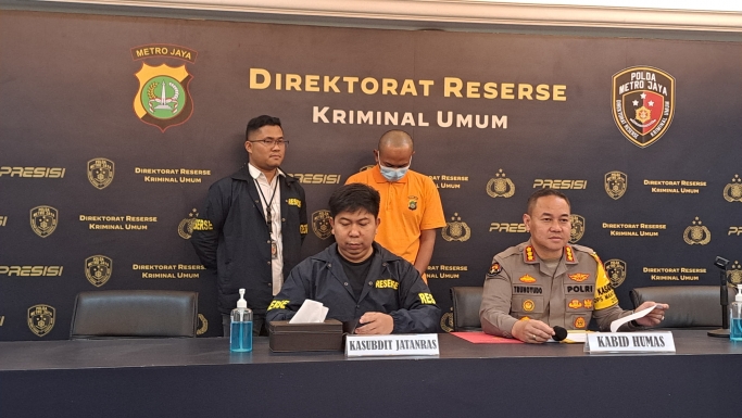 Kasubdit Jatanras Ditreskrimum Polda Metro Jaya AKBP Samian beri keterangan. (Foto; PMJ/Fajar).