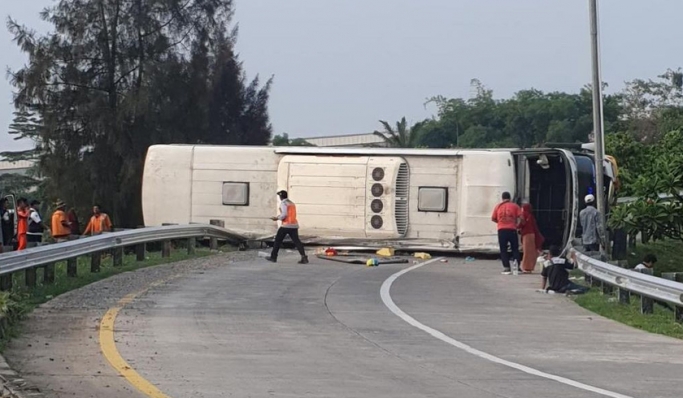 Bus PO Handoyo mengalami kecelakaan dan terguling di KM 72 ruas jalan Tol Cipali, Purwakarta, Jawa Barat. (Foto: PMJ News/Twitter @merapiuncover)