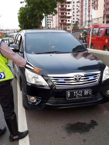 Pelat nomor RF dikendaraan telah dihapus. (Foto; PMJ/Twitter Polda Metro).
