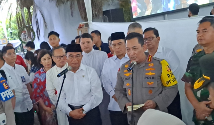Kapolri Jenderal Listyo Sigit Prabowo dan Menko PMK) Muhadjir Effendy melakukan pengecekan pengamanan Misa Natal di Gereja Katedral. (Foto: PMJ News/Fajar)