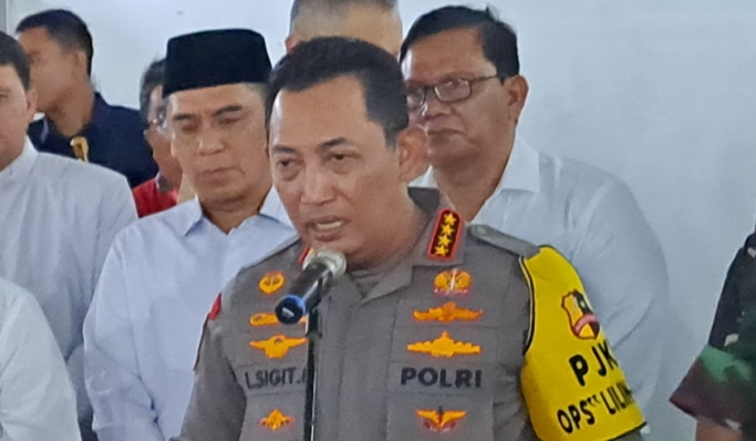 Kapolri Jenderal Listyo Sigit Prabowo melakukan pengecekan pengamanan Misa Natal di Gereja Katedral. (Foto: PMJ News/Fajar)